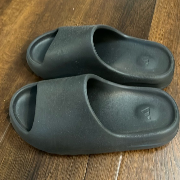 COPY - Yeezy slide us 6 black color - Picture 2 of 6